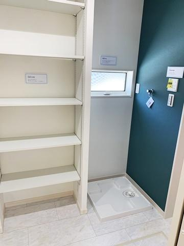 桜井市河西 ４号地／新築一戸建の独立洗面台|■現地撮影写真■収納豊富な明るい洗面スペースです！