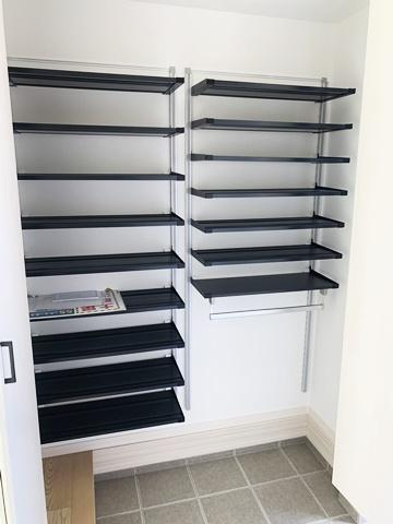 桜井市河西 ４号地／新築一戸建の玄関|■現地撮影写真■玄関には大容量収納スペースを完備！