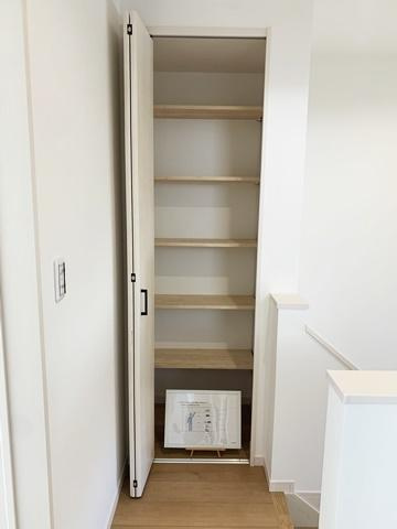 桜井市河西 ４号地／新築一戸建の収納|■現地撮影写真■あると嬉しい便利な廊下収納を完備！