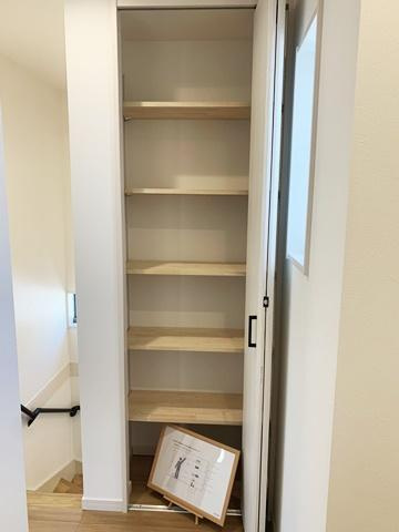 桜井市河西 ３号地／新築一戸建の収納|■現地撮影写真■あると嬉しい便利な廊下収納を完備！