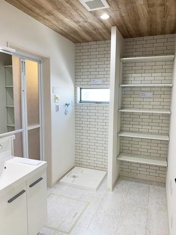 桜井市河西 ３号地／新築一戸建の独立洗面台|■現地撮影写真■収納豊富な明るい洗面スペースです！
