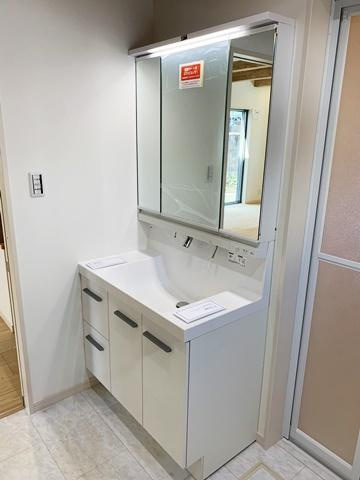 桜井市河西 ３号地／新築一戸建の独立洗面台|■現地撮影写真■三面鏡タイプのミラーキャビネット！収納スペースも豊富です！