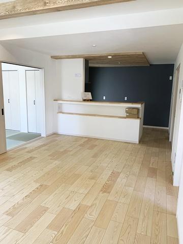 桜井市河西 ３号地／新築一戸建の居間・リビング|■現地撮影写真■ご家族でくつろいでいただける１９帖の広々開放的なリビング！