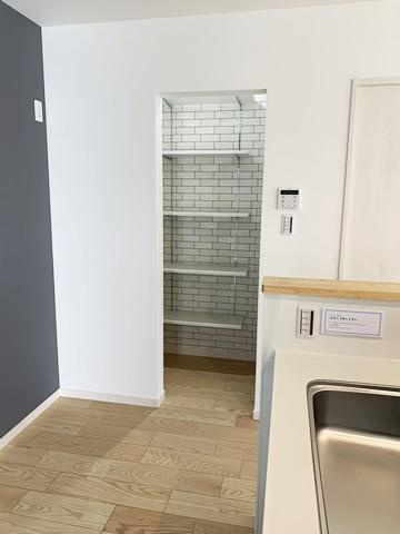 桜井市河西 ３号地／新築一戸建のキッチン|■現地撮影写真■キッチン横に修能力たっぷりのパントリーがあります！
