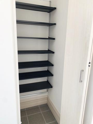 桜井市河西 ２号地／新築一戸建の玄関|■現地撮影写真■玄関には大容量収納スペースを完備！