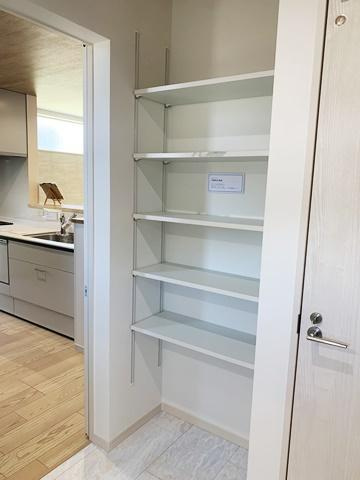 桜井市河西 ２号地／新築一戸建の独立洗面台|■現地撮影写真■可動棚を備えた便利な洗面スペースです！