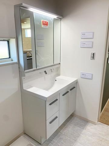 桜井市河西 ２号地／新築一戸建の独立洗面台|■現地撮影写真■三面鏡タイプのミラーキャビネット！収納スペースも豊富です！
