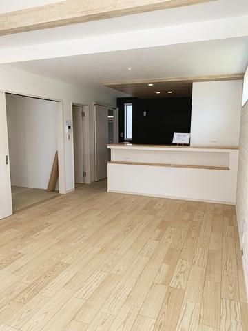 桜井市河西 ２号地／新築一戸建の居間・リビング|■現地撮影写真■ご家族でくつろいでいただける１８.５帖の広々開放的なリビング！