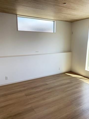 桜井市河西 ２号地／新築一戸建の洋室|■現地撮影写真■日当たりのよい明るい雰囲気の洋室です！