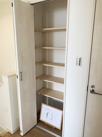 桜井市河西 ２号地／新築一戸建の収納|■現地撮影写真■あると嬉しい便利な廊下収納を完備！