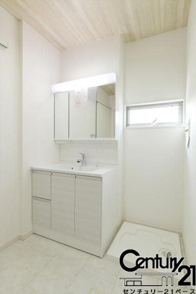 桜井市慈恩寺 ２号地 ／一戸建の独立洗面台|■現地撮影写真■三面鏡タイプのミラーキャビネット！収納スペースも豊富です！