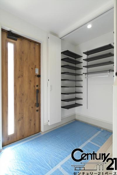 桜井市慈恩寺 ２号地 ／一戸建の玄関|■現地撮影写真■玄関には広々土間収納があります！履物の他にも傘立てやベビーカーも仕舞えます！