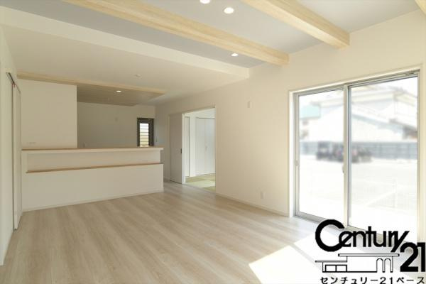 桜井市慈恩寺 ２号地 ／一戸建の居間・リビング|■現地撮影写真■ご家族でくつろいでいただける広々したリビングです！全窓ペアガラス標準装備！