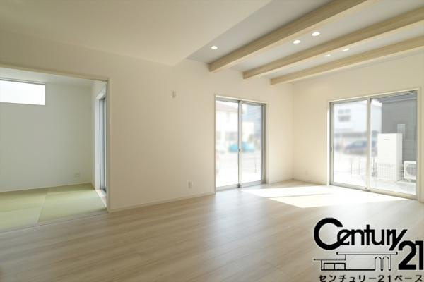 桜井市慈恩寺 ２号地 ／一戸建の居間・リビング|■現地撮影写真■大きな窓から柔らかい光が射し込みます！