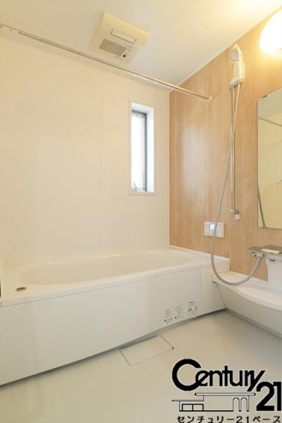 桜井市慈恩寺 ２号地 ／一戸建の浴室|■現地撮影写真■１坪タイプのユニットバス！足をのばしてお湯につかっていただける広いバスタブです！