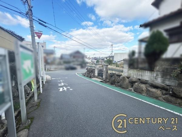 生駒郡平群町初香台１丁目　建築条件なし土地の前面道路含む現地写真|■現地撮影写真■広々とした前面道路でお車の運転もスムーズ！