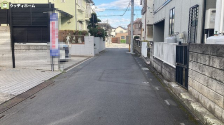 越谷市大間野町5丁目　中古一戸建ての前面道路含む現地写真