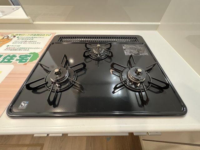 碧南市住吉町2期　新築分譲住宅　１号棟のキッチン|三口コンロとグリル付き