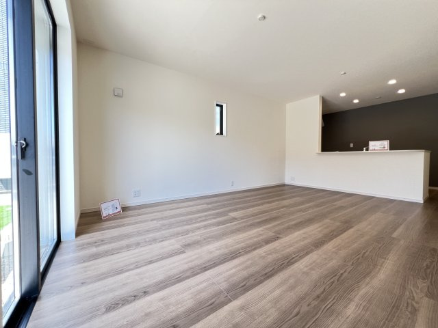 碧南市住吉町2期　新築分譲住宅　１号棟の居間・リビング|明るい日差しが差し込む大きな窓と広い空間が特徴のLDK。木のぬくもりを感じられるやさしいリビングです。