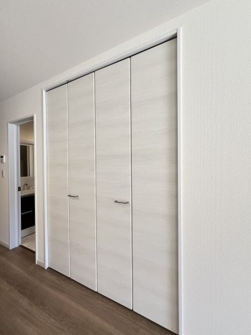 碧南市住吉町2期　新築分譲住宅　１号棟の収納|LDK、キッチン横に配置された収納はほしい物がすぐに取り出せて便利です。