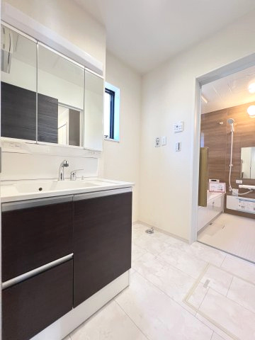 碧南市住吉町2期　新築分譲住宅　１号棟の洗面所|メイクやヘアセットに便利な三面鏡と、温水シャワー付き水栓を標準装備した洗面化粧台です。