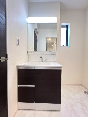 碧南市住吉町2期　新築分譲住宅　１号棟の独立洗面台|鏡裏には歯ブラシやヘアケア用品などを、洗面台下には洗剤やシャンプーなどをしまえる収納スペースがあります。
