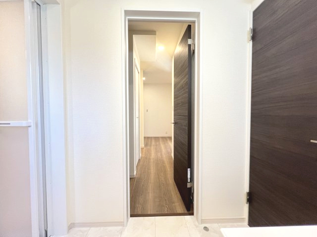 碧南市住吉町2期　新築分譲住宅　１号棟の内装|玄関から洗面所に通じる間取りも子育て中には使いやすいです♪