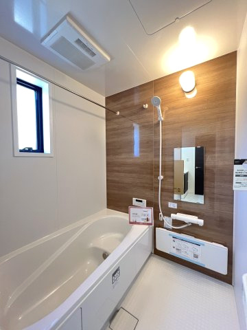 碧南市住吉町2期　新築分譲住宅　１号棟の浴室|使い勝手の良い浴室は温かみのあるカラーパネルで優しい印象に。