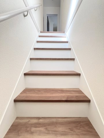 碧南市住吉町2期　新築分譲住宅　１号棟の内装|階段