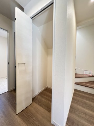 碧南市住吉町2期　新築分譲住宅　１号棟の収納|階段横の収納は季節用品の収納にも便利です♪