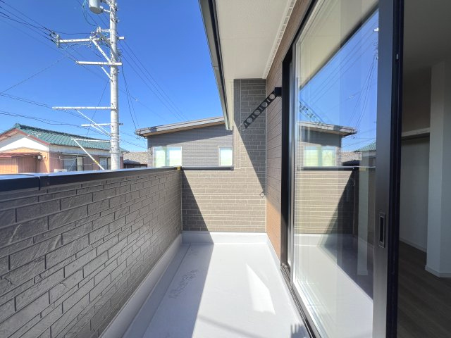 碧南市住吉町2期　新築分譲住宅　１号棟のバルコニー|バルコニーは、洗濯物や布団を干すだけでなく、暖かな陽射しや爽やかな風を存分に取り込み、お部屋に解放感をもたらしてくれます♪