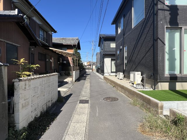 碧南市住吉町2期　新築分譲住宅　１号棟の前面道路含む現地写真