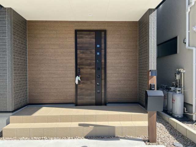 碧南市住吉町2期　新築分譲住宅　１号棟のエントランス|ゆとりあるエントランス設計で雨の日でも玄関先で家族が並んでも濡れずに過ごせます♪