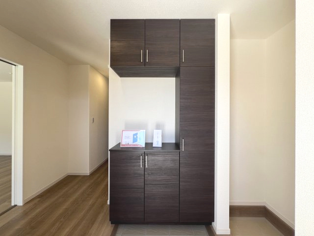 碧南市住吉町2期　新築分譲住宅　１号棟の玄関|天井まで伸びるシューズボックスで収納ばっちりです