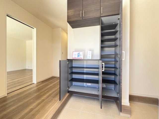 碧南市住吉町2期　新築分譲住宅　１号棟の玄関|玄関シューズボックス