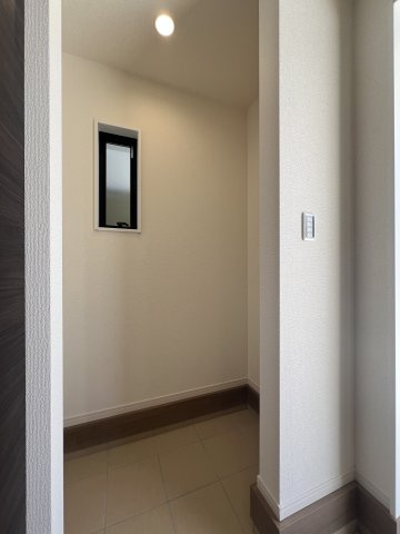 碧南市住吉町2期　新築分譲住宅　１号棟の収納|玄関内に設けられた大型シューズインクロークで玄関スッキリ収納上手！ベビーカーや折り畳み自転車も入ります♪