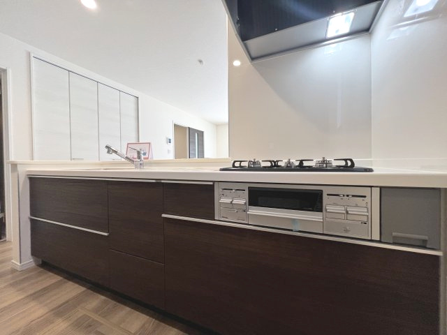 碧南市住吉町2期　新築分譲住宅　１号棟のキッチン|リビングで遊ぶお子様を見守りながらお料理ができる人気のカウンターキッチンです。