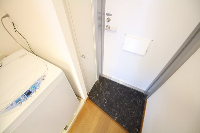 レオパレス西小田の玄関