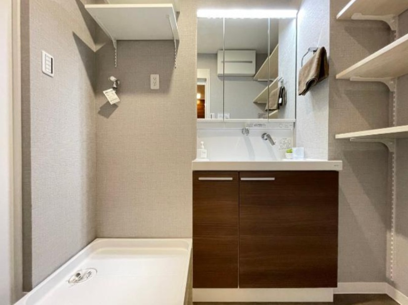 ピアコート春日部弐番館の独立洗面台|独立洗面台、小物を置くことができて便利です