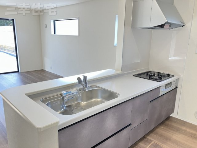 碧南市日進町のキッチン|キッチンから暖かな陽が差しこむリビングに向かってご家族の笑顔を見ながらお料理できる対面キッチンです♪