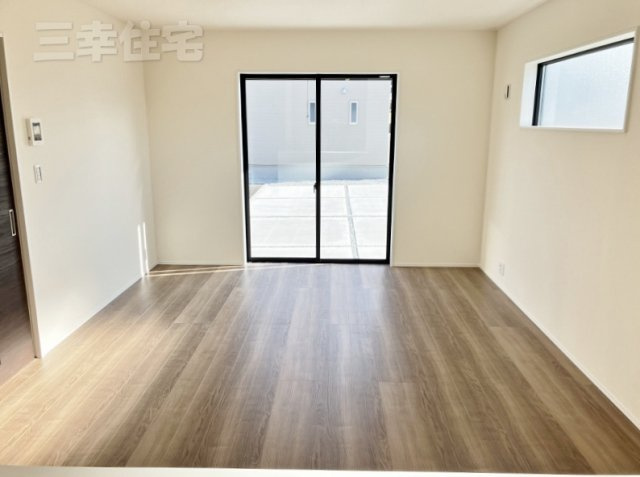 碧南市日進町の居間・リビング|家具の配置に困らない、使い勝手のいいリビングダイニング