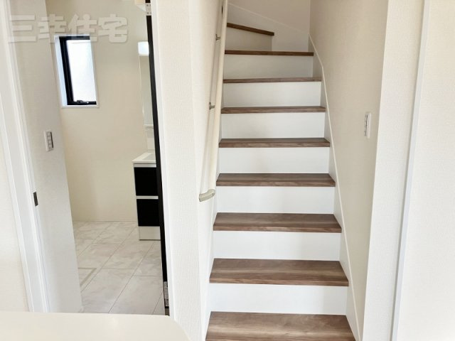 碧南市日進町の設備|リビングイン階段、リビングが中心になるお住まい