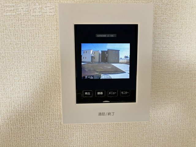 碧南市日進町の設備|夜の訪問者もカラーでしっかり確認でき、録画をすることも可能です。ズームアップも可能なため、見にくい時でも安心です。また、訪問者がボタンを押さなくても、いつでも玄関先の様子を映像と音でチェックできます。