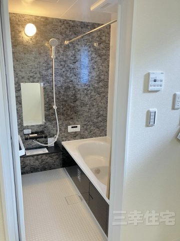 碧南市日進町の浴室|浴室暖房乾燥機により結露やカビの抑制等浴室がより快適になります。また、入浴前の予備暖房も可能なため、ヒートショックの危険性を少なくすることもできます。乾燥機能により、洗濯物を干すことも可能です