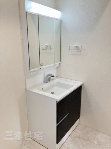 碧南市日進町の洗面所|洗面化粧台は人造大理石ボウルを採用。十分な可動式収納棚も付いた見た目も美しく機能性に優れた使いやすい仕様です。曇り止めヒーターを内蔵しており、湯気による鏡面のくもりを抑えます♪