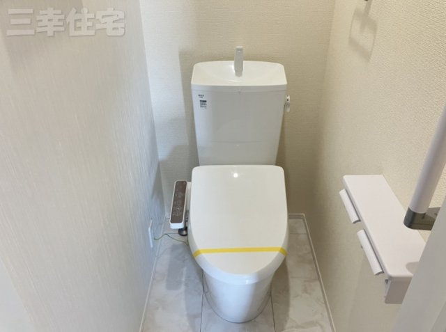 碧南市日進町のトイレ|1階2階に洗浄便座を標準装備しています。水量は従来品より約60%カットされていて経済的です