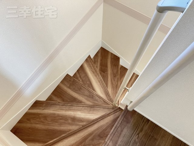 碧南市日進町の設備|階段やトイレには手すりがあります。転落の防止や体への負担を軽減します♪