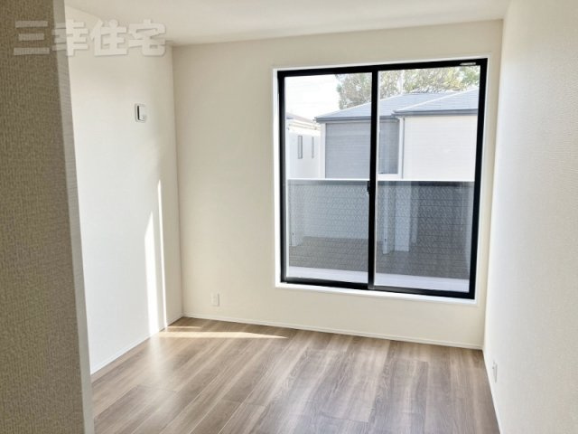 碧南市日進町の洋室|バルコニーに面した洋室6帖。明るいお部屋です！