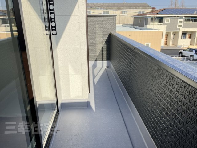 碧南市日進町のバルコニー|２部屋に面した広いバルコニー