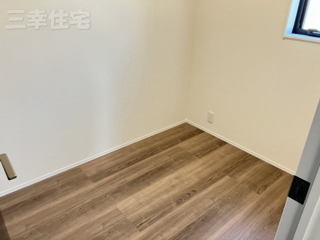 碧南市日進町の設備|夜勤勤めのパパ専用のお部屋にもなります。2.5帖のストレージルーム